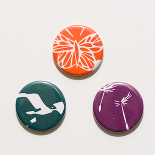 3 buttons of magneten in een setje, pluisjes, vogel in vlucht, vlinder