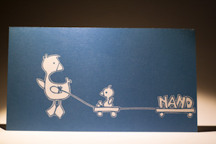marineblauw geboortekaartje met eendjes, mama eend trekt een jong eendje voort op een karrtje, daarachter is er nog een karretje met de naam Nand
