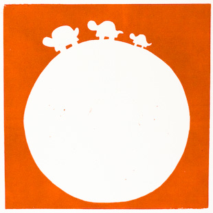 drie schildpadjes op een bol (planeet) op een oranje achtergrond