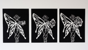 drieluik van elfjes met vlindervleugels, in ieder luik is een vleugel als een roos meer en meer aan het openbloeien