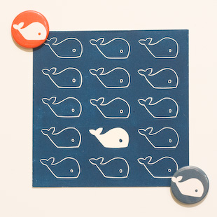 een blauw geboortekaartje met walvissen en passende magneten