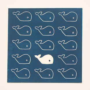 blauw geboortekaartje met walvissen, waarvan eentje in het helder wit