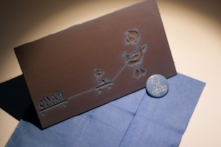 Lino en magneetje van geboortekaartje met eendjes op een vilten zakje