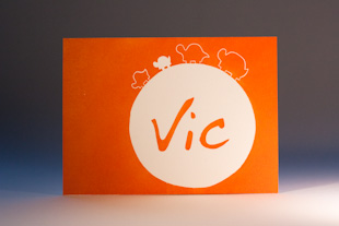 een oranje linodruk geboortekaartje met schildpadjes, met het opschrift Vic