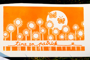 een oranje trouwuitnodiging met een zomers thema, zonnebloemen en 2 vlinders tegen een zon op de achtergrond, opschift tine en patrick