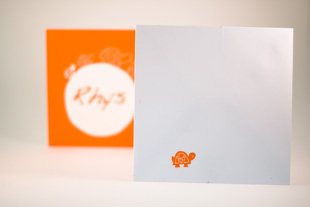 de vierkante enveloppe is bedrukt met een oranje babay - schildpad