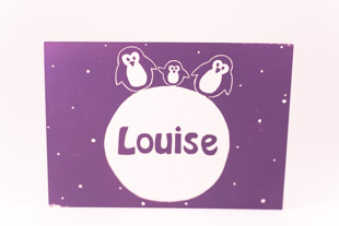 Een paars geboortekaartje met een pinguinfamilie op een wereldbol, en de naam Louise