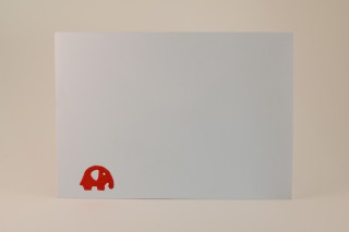 Een willte enveloppe met een rood olifantje in linodruk op