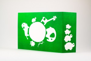 Een groen geboortekaartje met een wereldbol en verschillende leuke dieren.